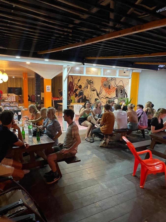 Revolution Koh Tao Hostel Buitenkant foto